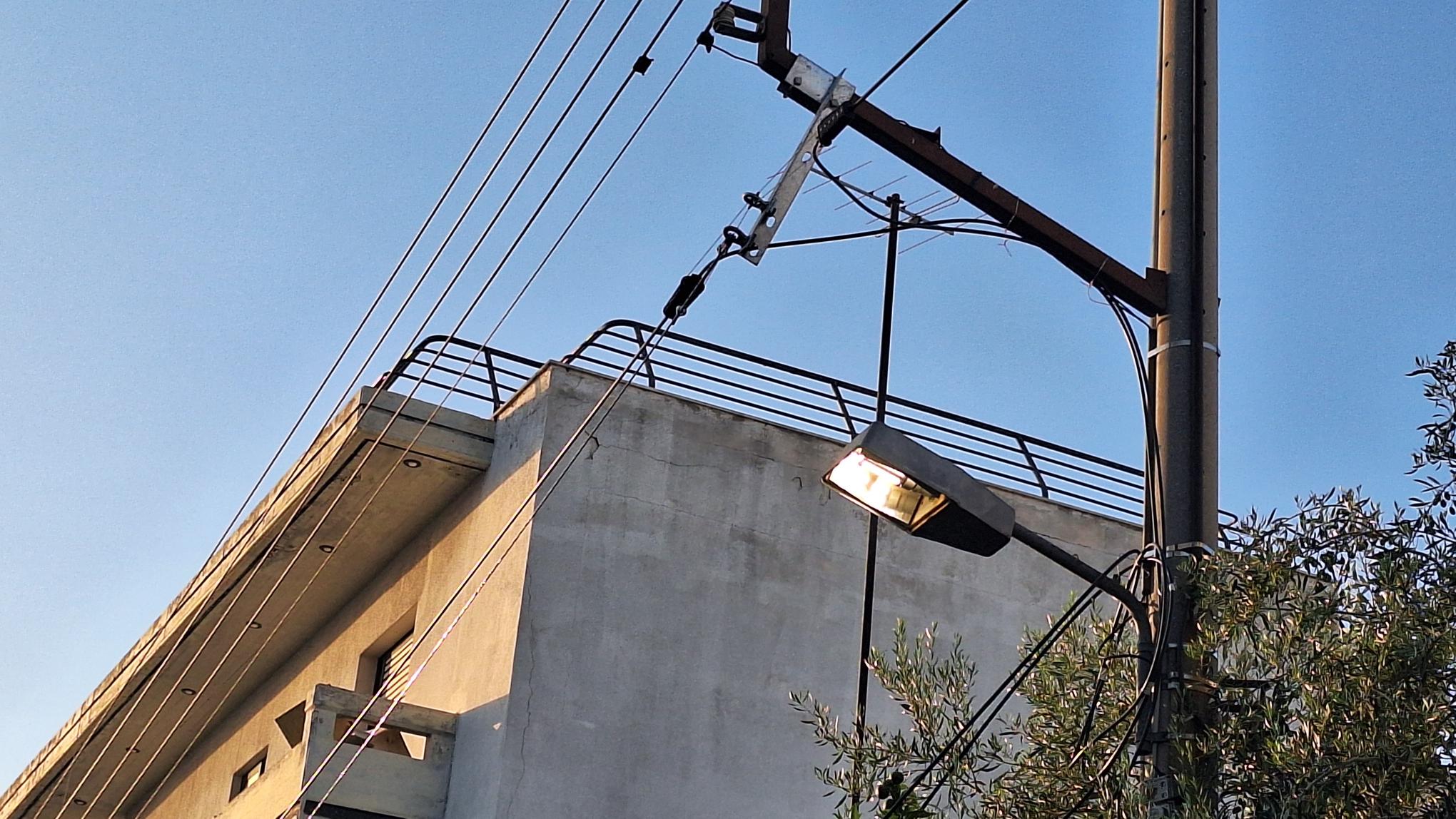 Συνεχίζεται το σήριαλ με τα αναμμένα φώτα του δημοτικού φωτισμού κατά τη διάρκεια της ημέρας