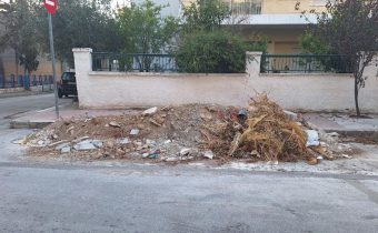 Βουναλάκι με μπάζα στην οδό Στέφανου Σαράφη επί μήνες παραμένουν αμάζευτα…