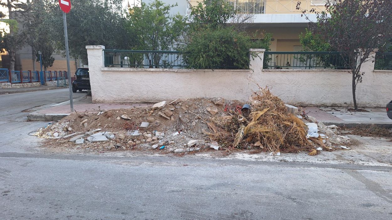 Βουναλάκι με μπάζα στην οδό Στέφανου Σαράφη επί μήνες παραμένουν αμάζευτα…