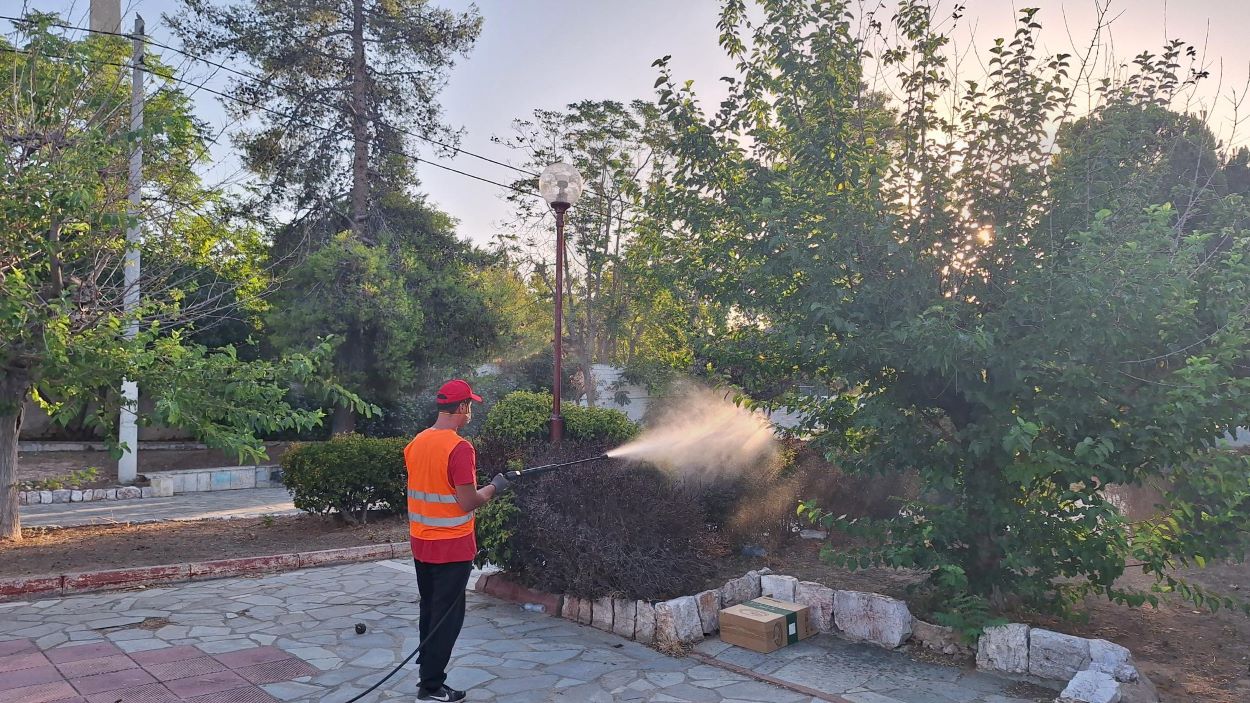 Ψεκασμός για τα κουνούπια σε άλση και σημεία πρασίνου, από το δήμο
