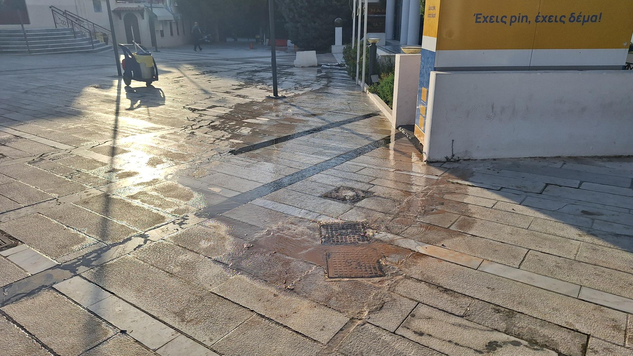 Διαρροή νερού από φρεάτιο της ΕΥΔΑΠ στην πλατεία Παναγίας Ελεούσας