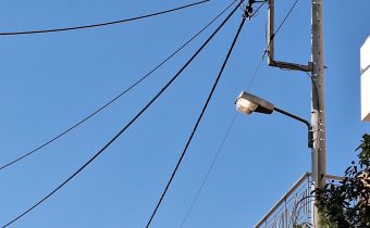 Αναμμένος ο δημοτικός φωτισμός ολόκληρη την ημέρα, επί έναν μήνα!!!