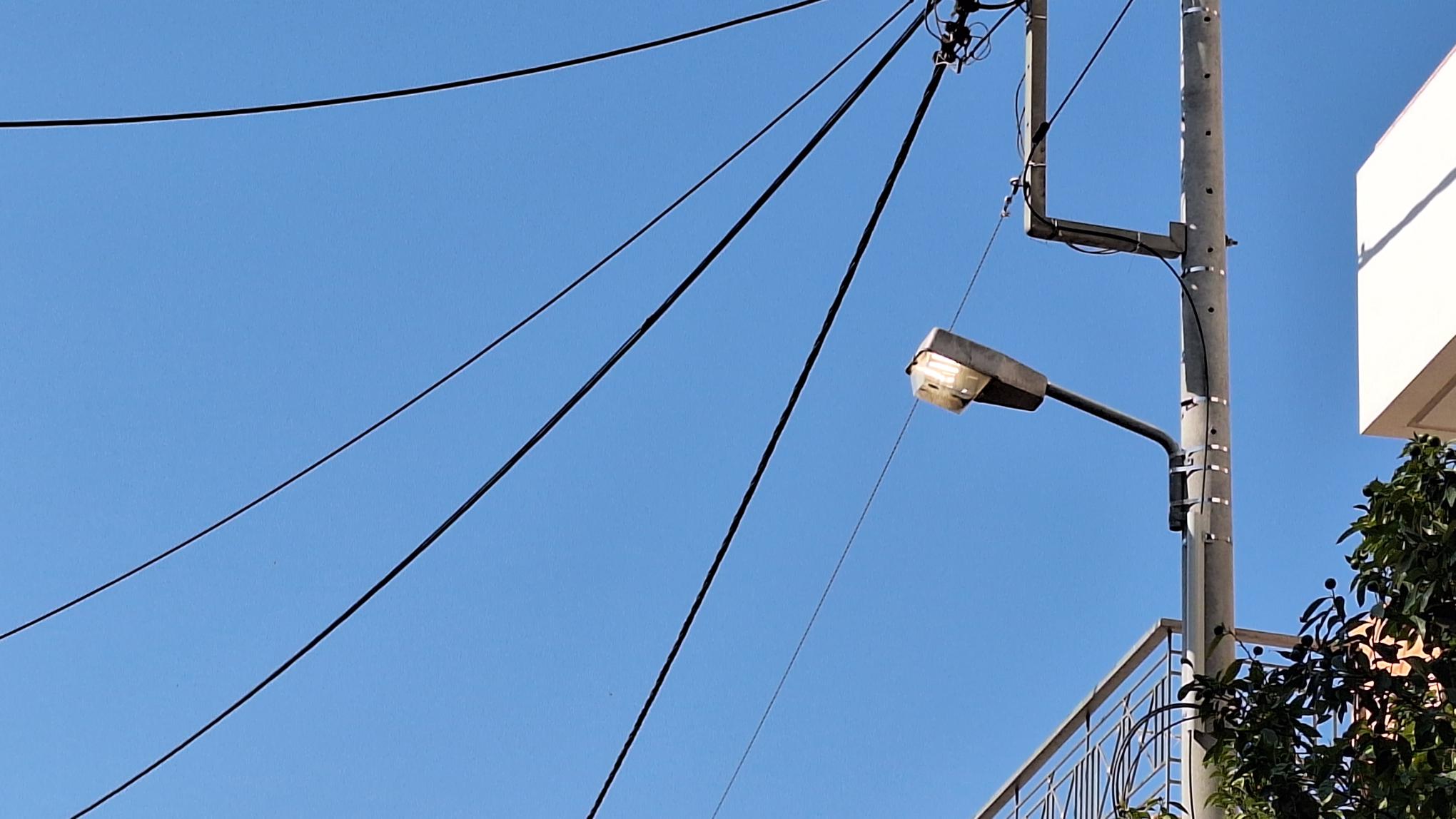 Αναμμένος ο δημοτικός φωτισμός ολόκληρη την ημέρα, επί έναν μήνα!!!