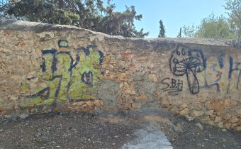 Καλύφθηκαν τα κενά στον πετρότοιχο του άλσους Δόξης, μετά από ΕΠΤΑ μήνες, συνεχών δημοσιευμάτων μας