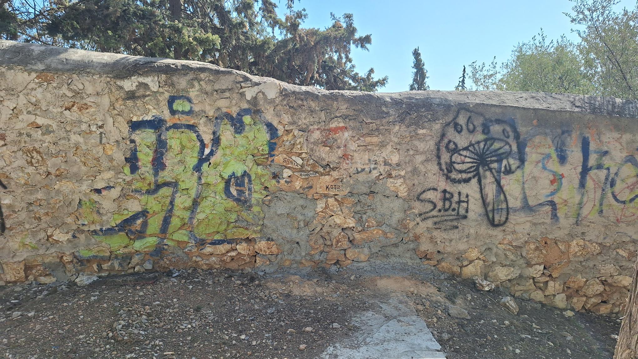Καλύφθηκαν τα κενά στον πετρότοιχο του άλσους Δόξης, μετά από ΕΠΤΑ μήνες, συνεχών δημοσιευμάτων μας