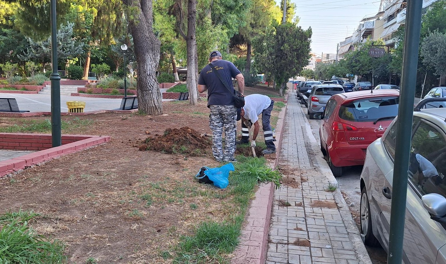 Επισκευάστηκε το αυτόματο πότισμα στην πλατεία 19 Μάη, που πλημμύριζε πεζοδρόμιο και οδόστρωμα