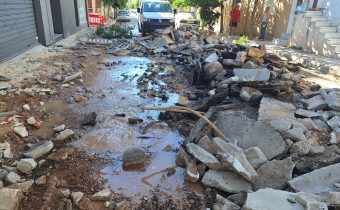 Σοβαρή ζημια σε αγωγό της ΕΥΔΑΠ στην οδό Ανδρέα Συγγρού, κατά τη διάρκεια εργασιών