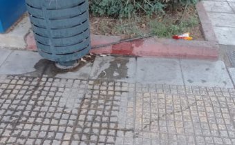 Νερά από το αυτόματο πότισμα στο πεζοδρόμιο της Ελ. Βενιζέλου