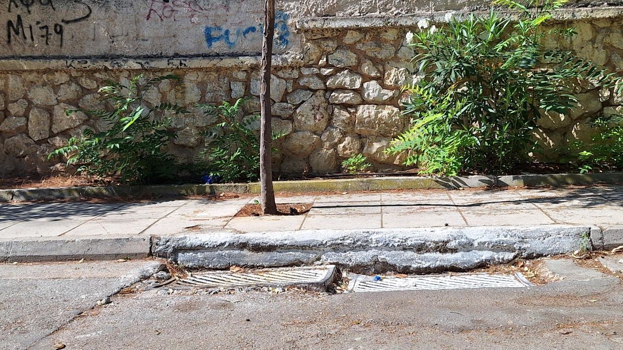 Φρεάτια έχουν κάτσει και προκαλούν ζημιές σε αναρτήσεις και ελαστικά οχημάτων