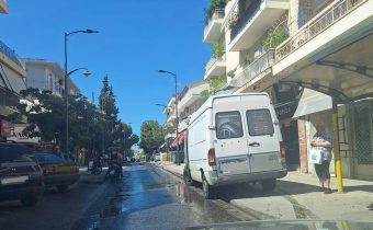 Συνεχίζεται το παρκάρισμα επί του πεζοδρομίου, στο Ανοικτό Κέντρο Εμπορίου!!!