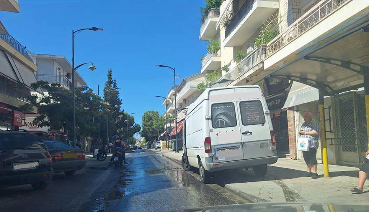 Συνεχίζεται το παρκάρισμα επί του πεζοδρομίου, στο Ανοικτό Κέντρο Εμπορίου!!!
