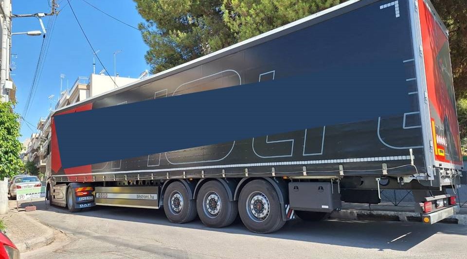 Τεράστια φορτηγά στα στενά της πόλης μας, παρά τις σχετικές απαγορευτικές πινακίδες