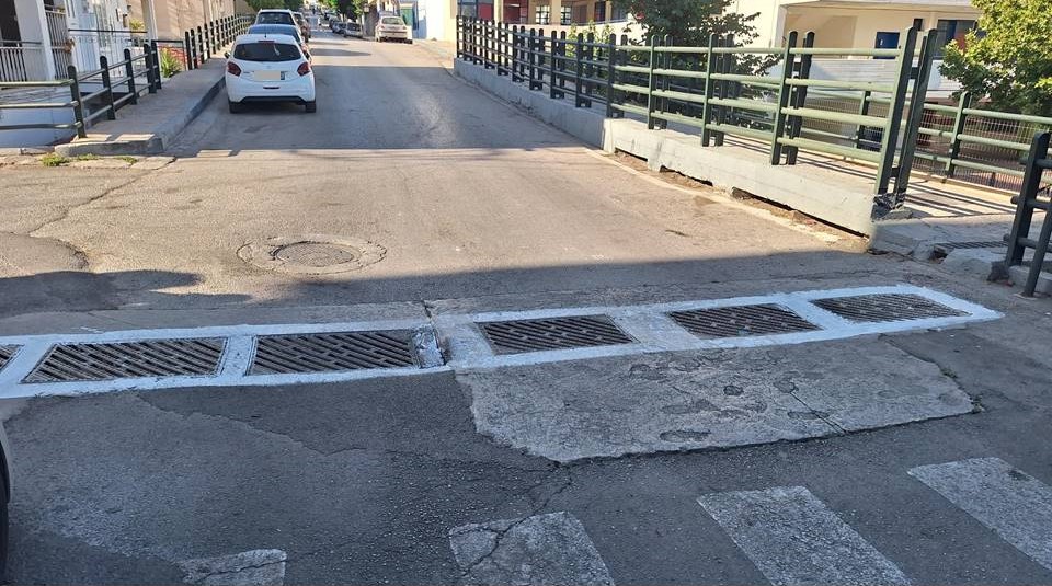 Καθαρίστηκαν και ασπρίστηκαν τα φρεάτια στην γέφυρα της Στ. Σαράφη, μετά την αναφορά μας σε αυτά