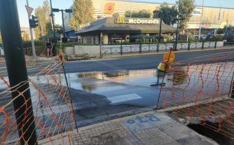 Διαρροή νερού έχει γεμίσει την Ελ. Βενιζέλου, πλησίον της Ιεράς Οδού