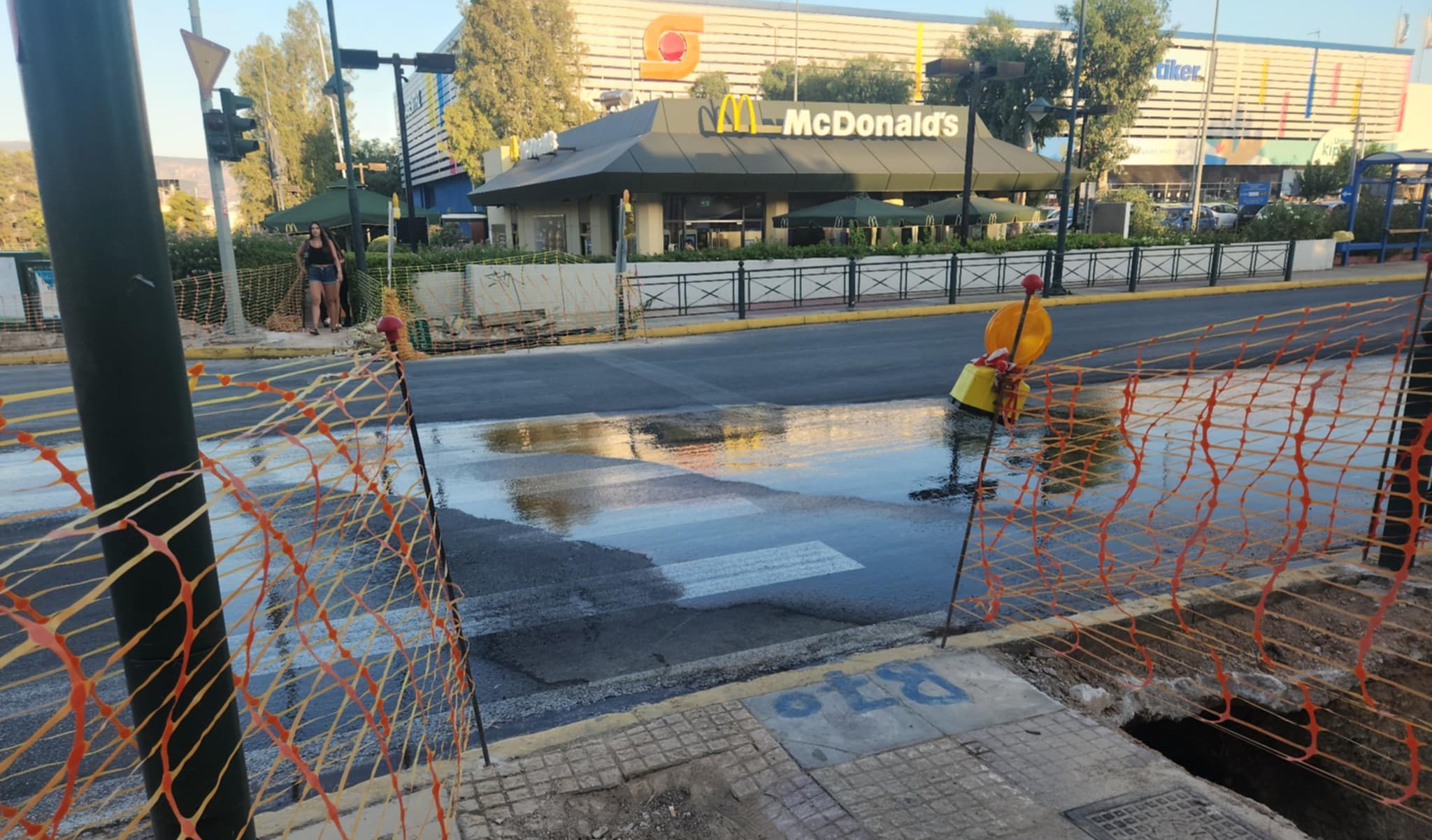 Διαρροή νερού έχει γεμίσει την Ελ. Βενιζέλου, πλησίον της Ιεράς Οδού