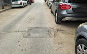 Βαθαίνει η καθίζηση στην οδό Καραολή – Απειλή για πεζούς και οχήματα