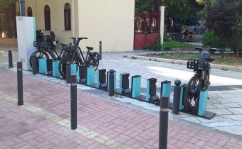 Εμφανίστηκαν ΕΠΤΑ ηλεκτρικά ποδήλατα στις 36 θέσεις στους σταθμούς στην πόλη μας