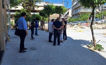 Ξηλώνεται ξανά το πεζοδρόμιο, που ξηλώθηκε πρόσφατα και το οποίο είχε κατασκευαστεί προ εβδομάδων