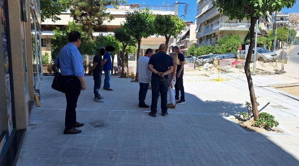 Ξηλώνεται ξανά το πεζοδρόμιο, που ξηλώθηκε πρόσφατα και το οποίο είχε κατασκευαστεί προ εβδομάδων