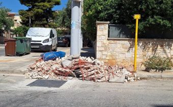 Ένα ακόμα βουναλάκι με μπάζα σε πεζοδρόμιο της πόλης μας, προκαλεί διαμαρτυρίες κατοίκων