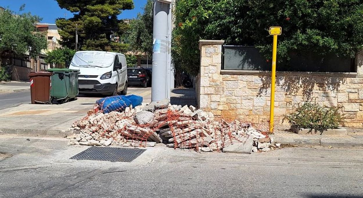 Ένα ακόμα βουναλάκι με μπάζα σε πεζοδρόμιο της πόλης μας, προκαλεί διαμαρτυρίες κατοίκων