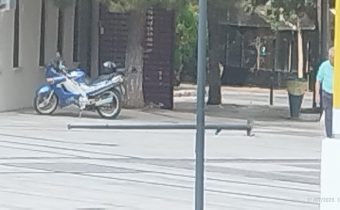 Όχημα σούπερ μάρκετ, γκρέμισε κολωνάκι δημοτικού φωτισμού επάνω στην πλατεία Παναγίας Ελεούσας