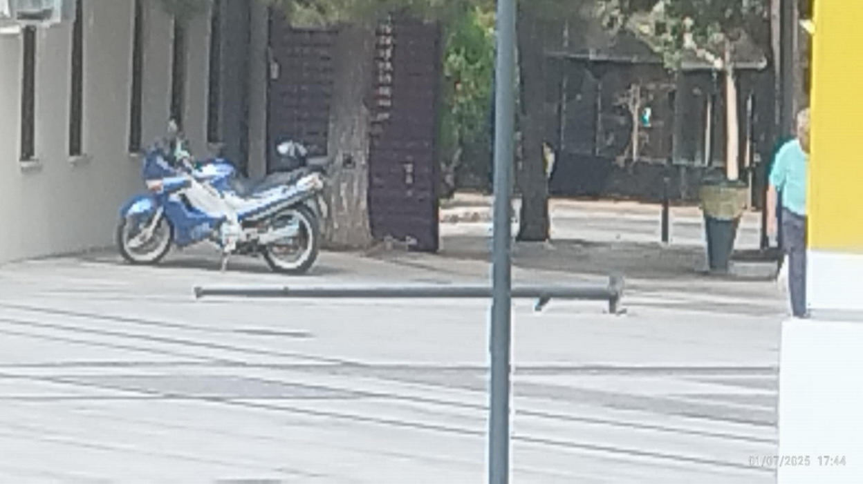 Όχημα σούπερ μάρκετ, γκρέμισε κολωνάκι δημοτικού φωτισμού επάνω στην πλατεία Παναγίας Ελεούσας
