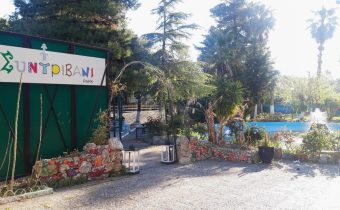 Όσο παραμένει κλειστό και εκτός λειτουργίας το αναψυκτήριο “ΣΥΝΤΡΙΒΑΝΙ” στο άλσος ΕΙΡΗΝΗ, καταστρέφεται και αραχνιάζει