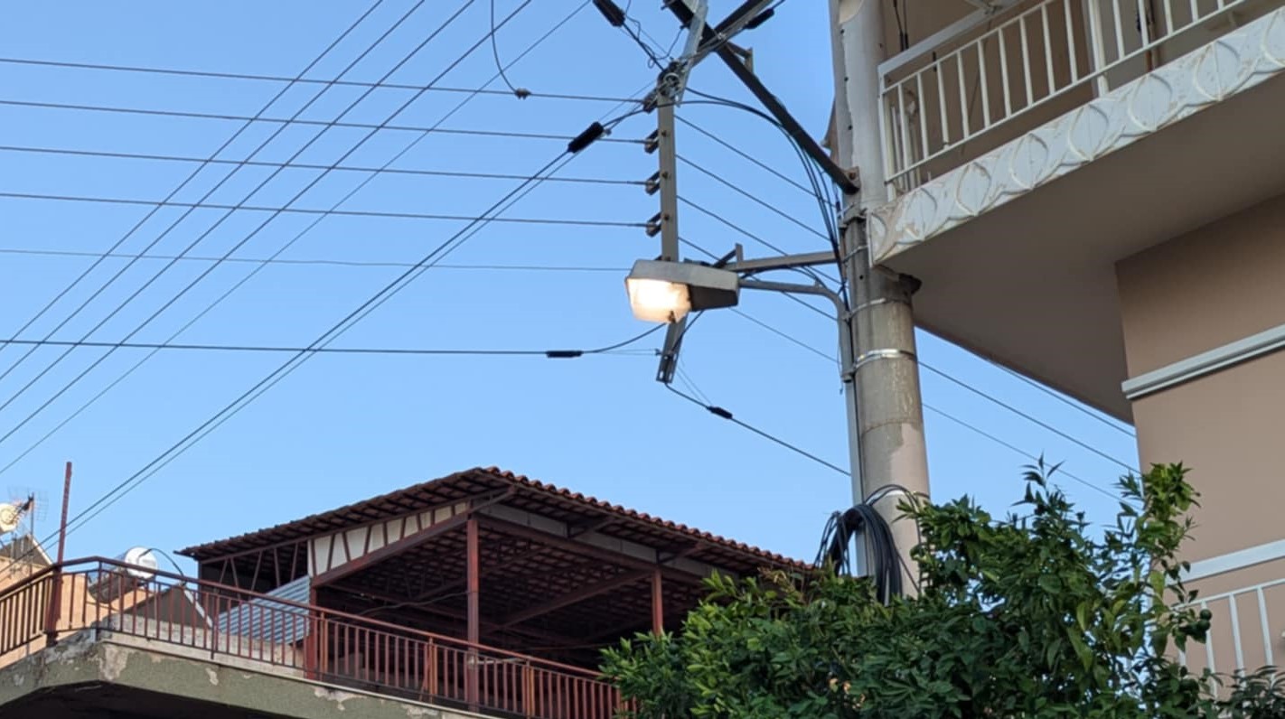 Συνεχίζει αναμμένος ο δημοτικός φωτισμός την ημέρα, επί έναν και πλέον μήνα!!!