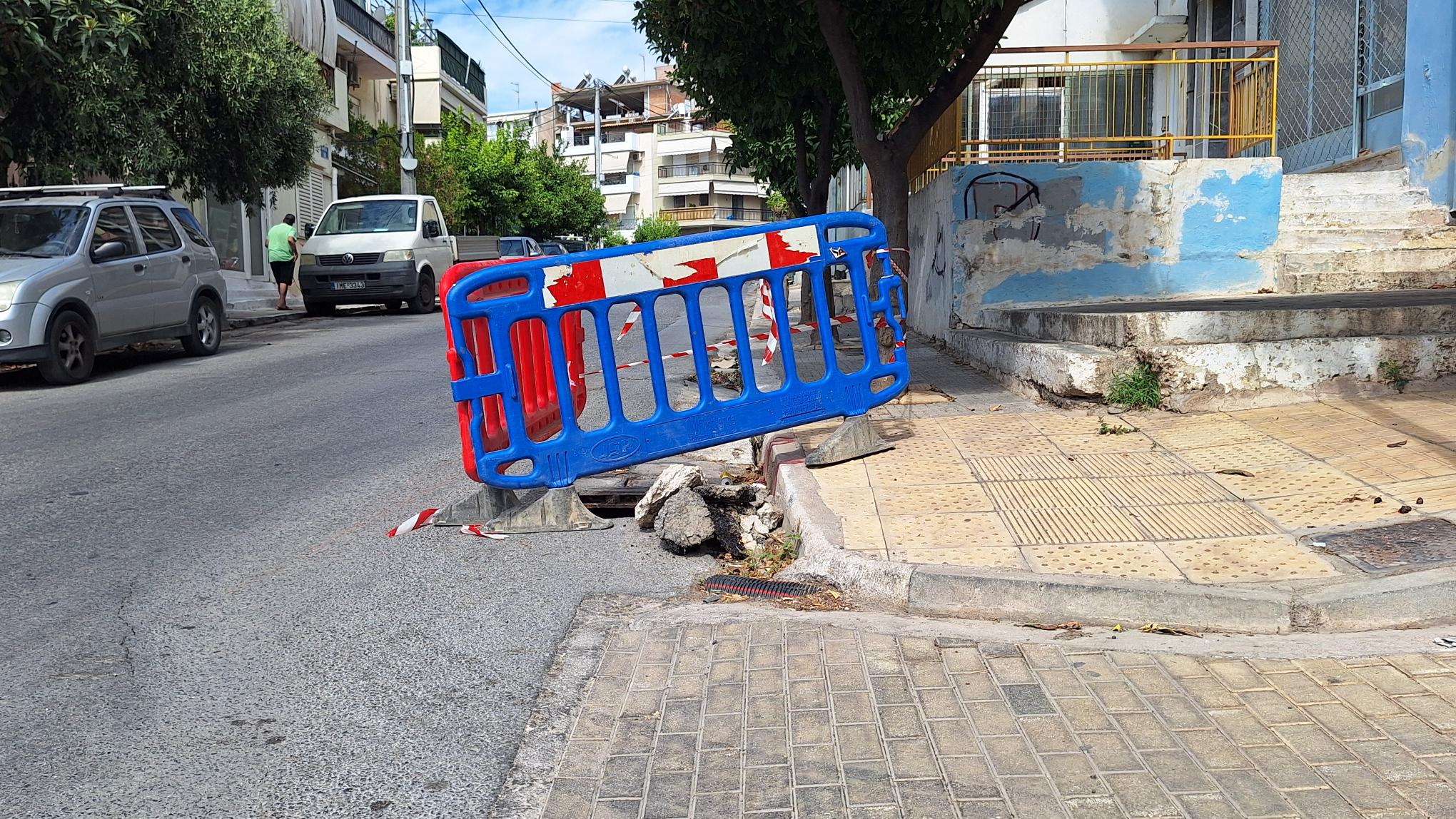 Σοβαρή καθίζηση του οδοστρώματος στην οδό Κρήτης δίπλα σε φρεάτιο – Προειδοποιητική σήμανση από το δήμο
