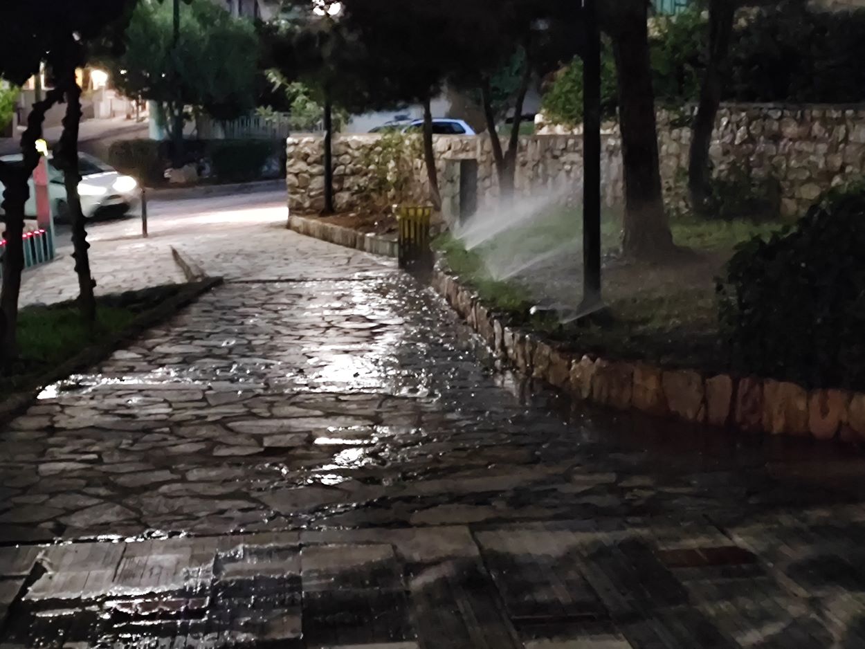 Το αυτόματο πότισμα στην πλατεία του “ΛΙΘΟΥ” χρειάζεται ρύθμιση
