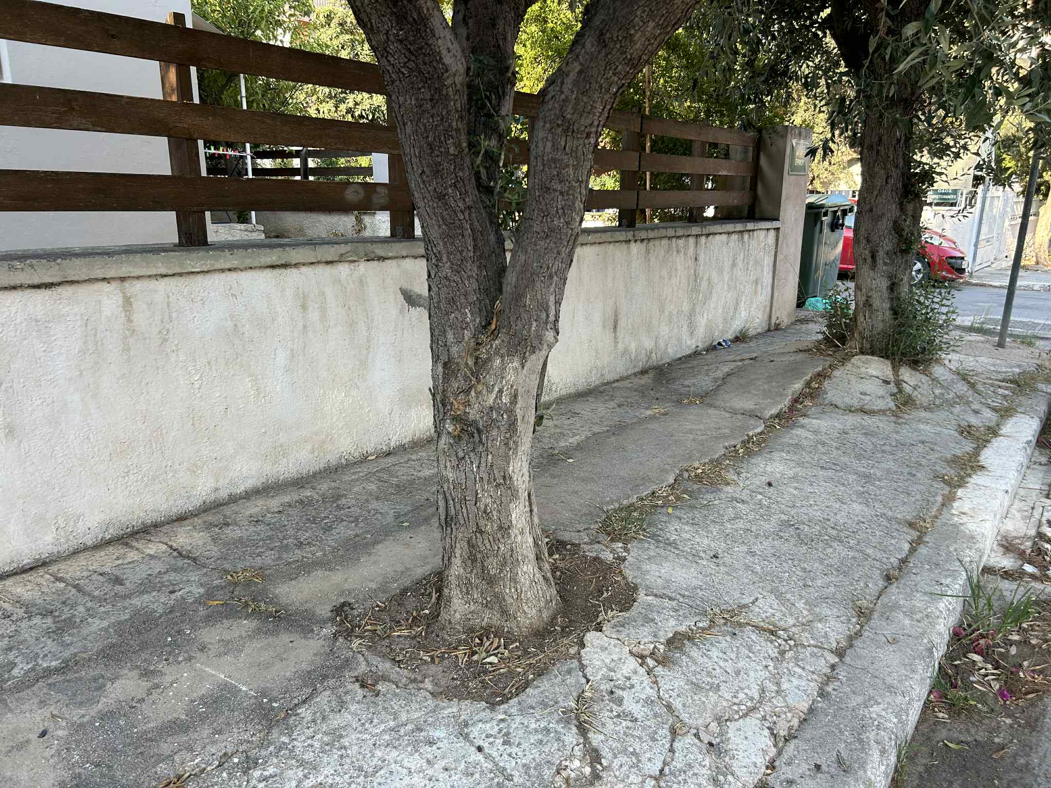 Απαράδεκτα πεζοδρόμια, επικίνδυνα για τους πεζούς