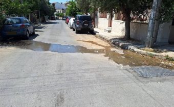 ΥΠΟ ΤΗΝ ΑΠΕΙΛΗ ΛΕΙΨΥΔΡΙΑΣ και ΑΣΘΕΝΕΙΩΝ!!! Συνεχίζεται η διαρροή νερού στη συμβολή των οδών Αριστοφάνους & Ερμού, επί δίμηνο