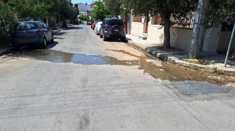 ΥΠΟ ΤΗΝ ΑΠΕΙΛΗ ΛΕΙΨΥΔΡΙΑΣ και ΑΣΘΕΝΕΙΩΝ!!! Συνεχίζεται η διαρροή νερού στη συμβολή των οδών Αριστοφάνους & Ερμού, επί δίμηνο