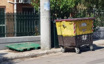 Κάδος απορριμμάτων χωρίς καπάκι, σκορπάει δυσοσμία στην οδό Σίφνου