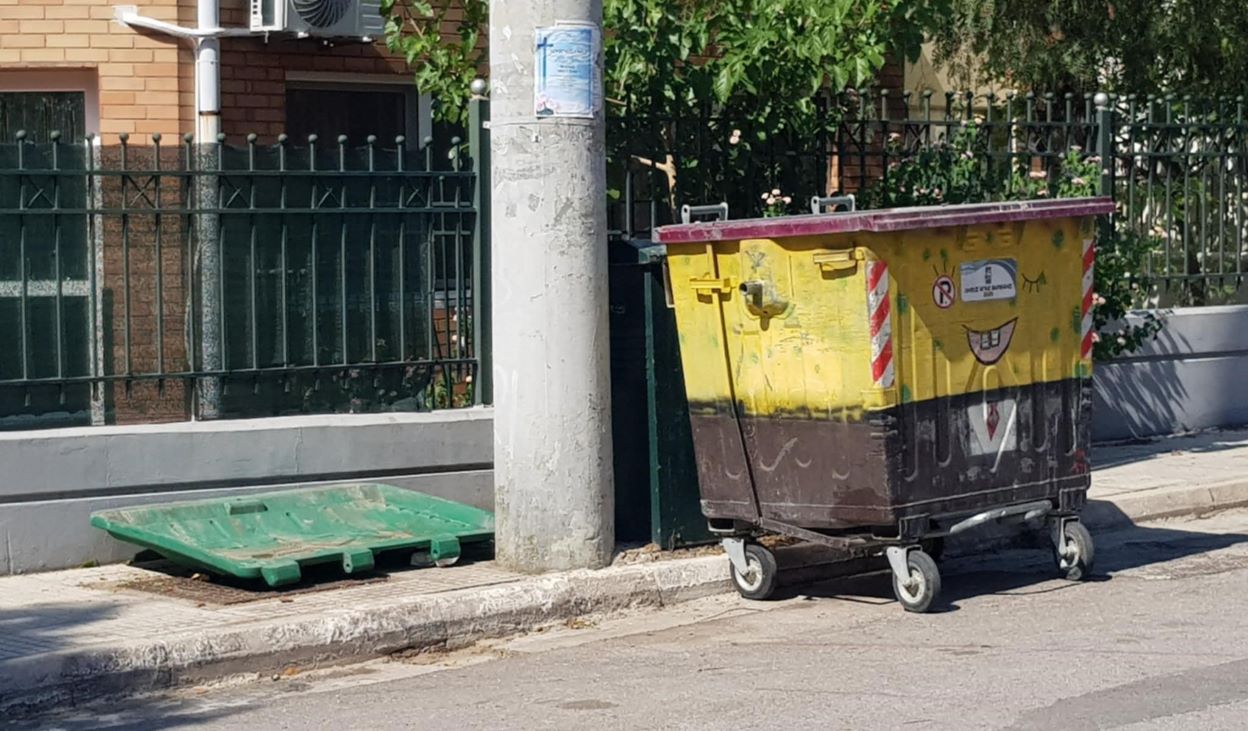 Κάδος απορριμμάτων χωρίς καπάκι, σκορπάει δυσοσμία στην οδό Σίφνου