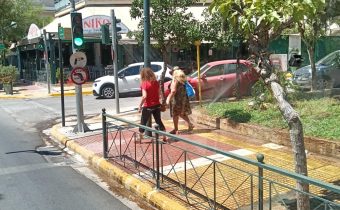 Δροσερό δωρεάν ντουζάκι από το αυτόματο πότισμα του δήμου…