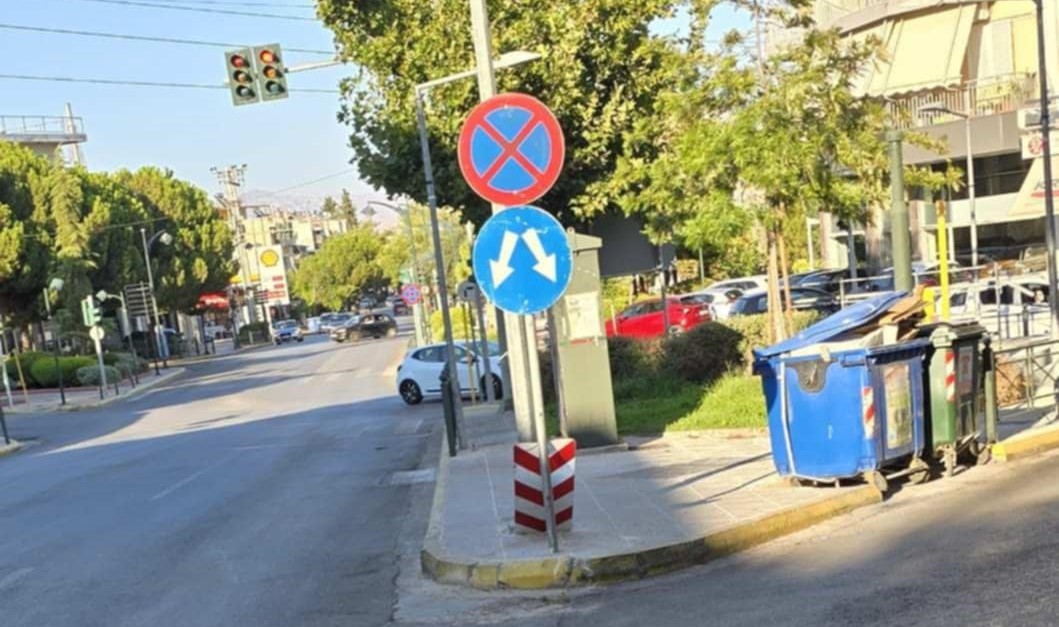 Πινακίδα ΚΟΚ έχει πέσει από τον στύλο της στον κόμβο