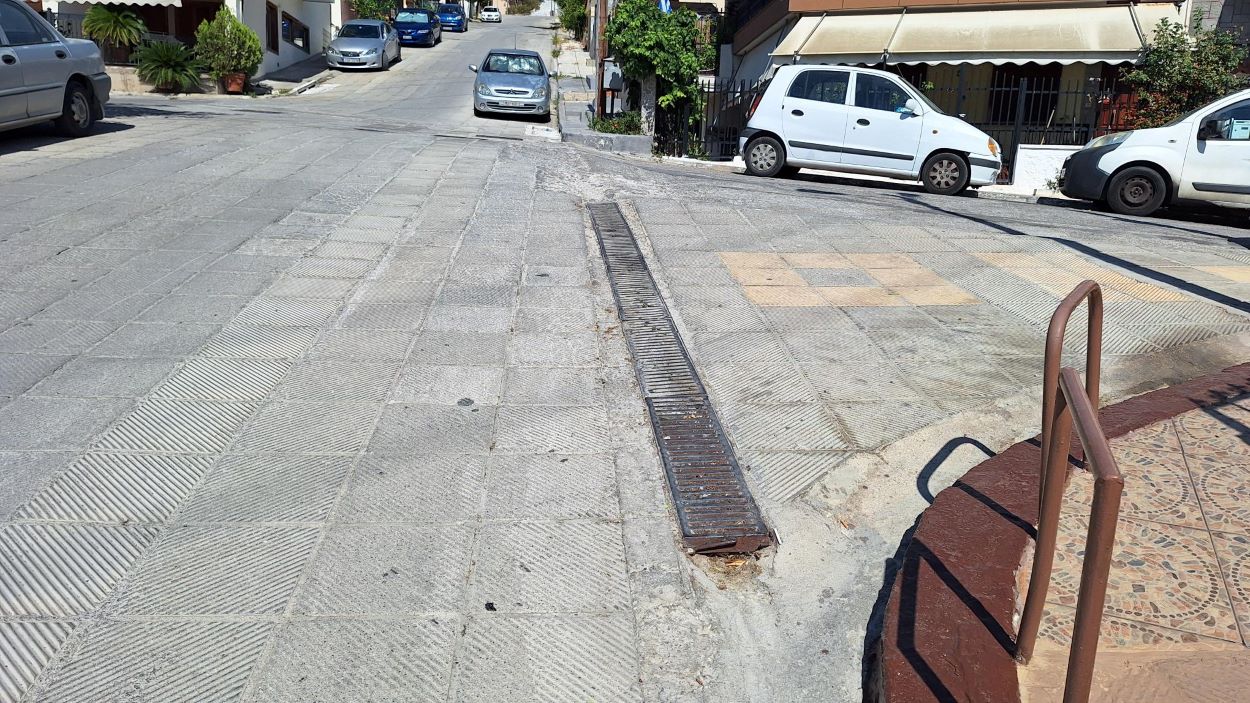 Κανάλι βουλωμένο με χώματα και πετραδάκια στην οδό Χίου, χρειάζεται καθάρισμα