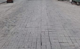 Πρόβλημα στη διασταύρωση Χανίων και Κολοκυθά – Οι κυβόλιθοι ξεκολλάνε, σπάνε, διαλύονται