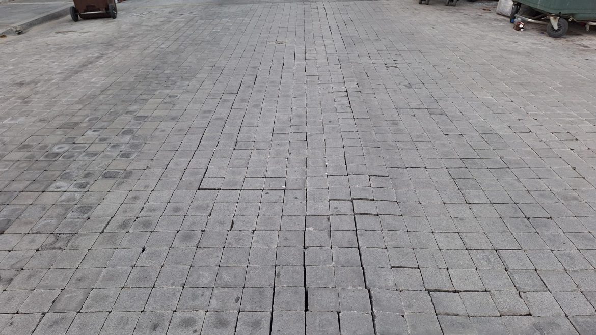 Πρόβλημα στη διασταύρωση Χανίων και Κολοκυθά – Οι κυβόλιθοι ξεκολλάνε, σπάνε, διαλύονται