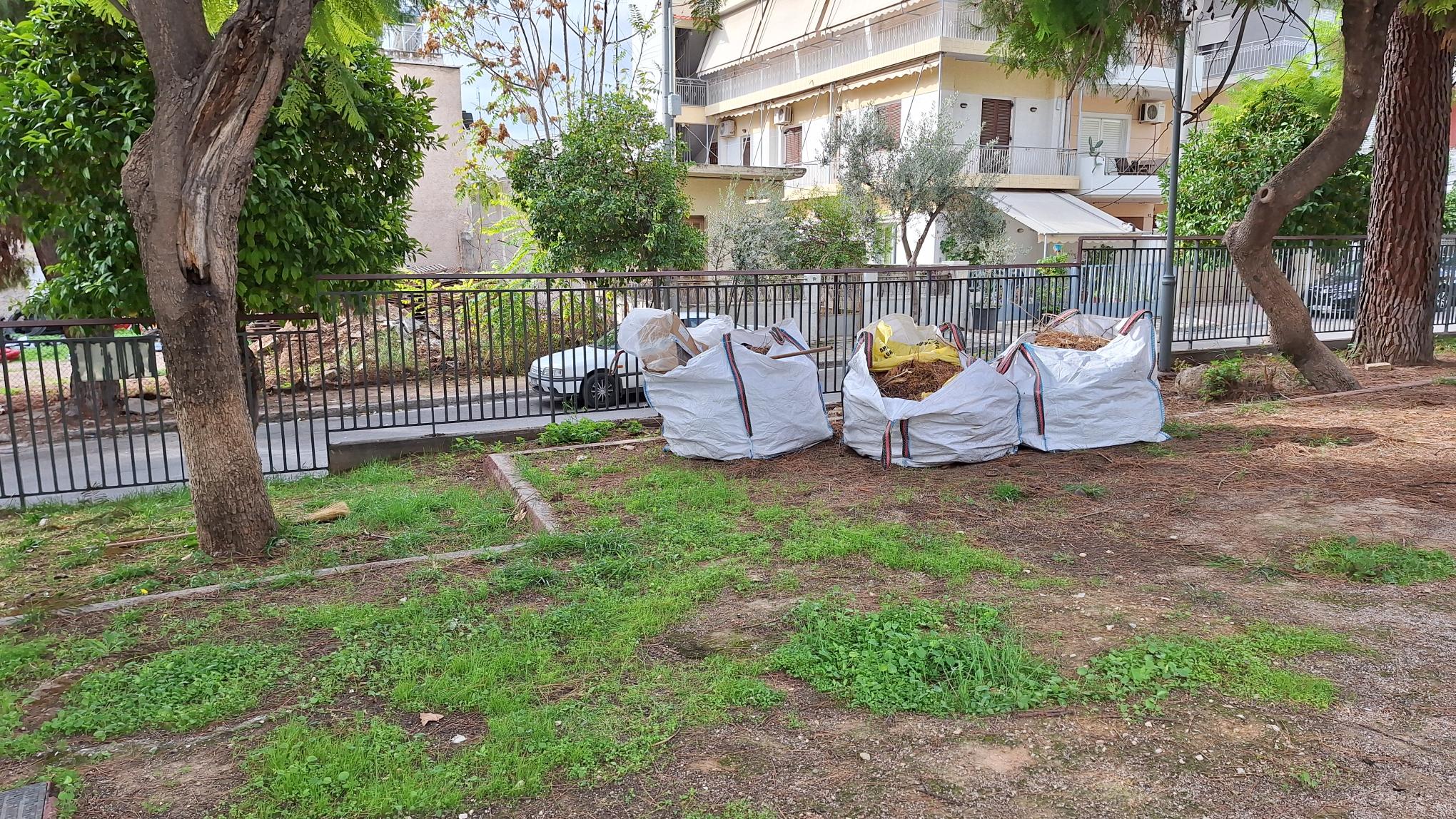 “Ξεχασμένοι” σάκοι με απορρίμματα, μετά από καθαριότητα προ εβδομάδων στο άλσος ΕΙΡΗΝΗ