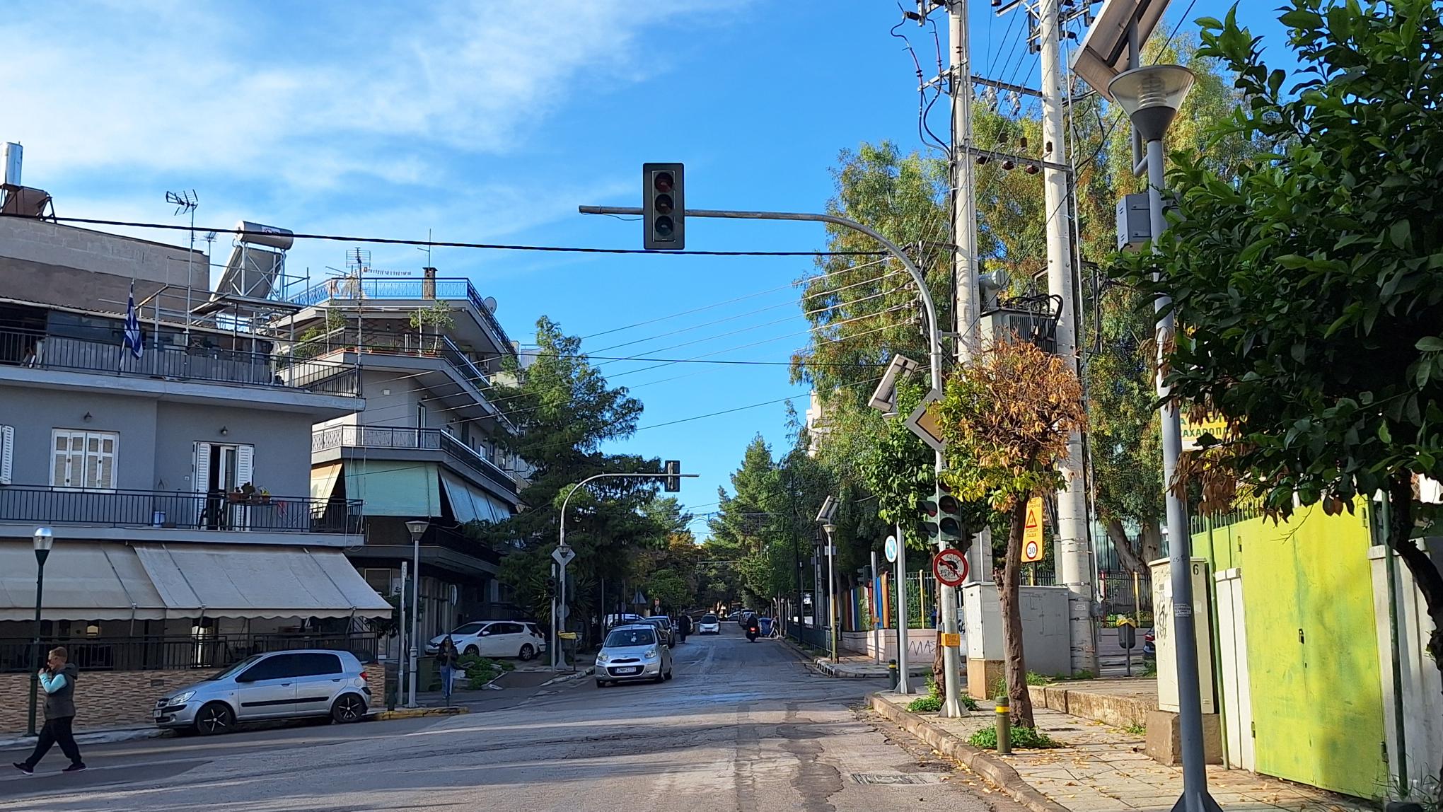 Εκτός λειτουργίας εχθές το πρωί τα φανάρια στη διασταύρωση Σίφνου και Μαρίνου Αντύπα