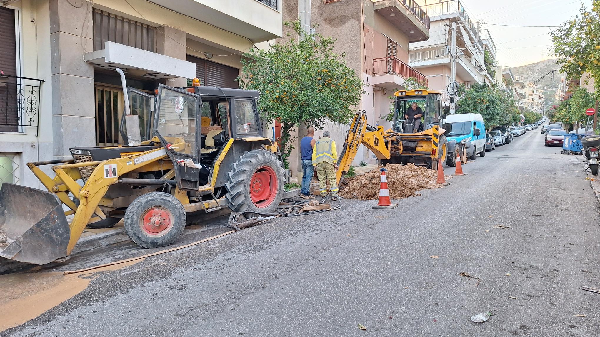 Σοβαρή ζημιά σε αγωγό της ΕΥΔΑΠ εχθές το πρωί στην οδό Χίου – Ολοκληρώθηκε η επισκευή αργά το απόγευμα