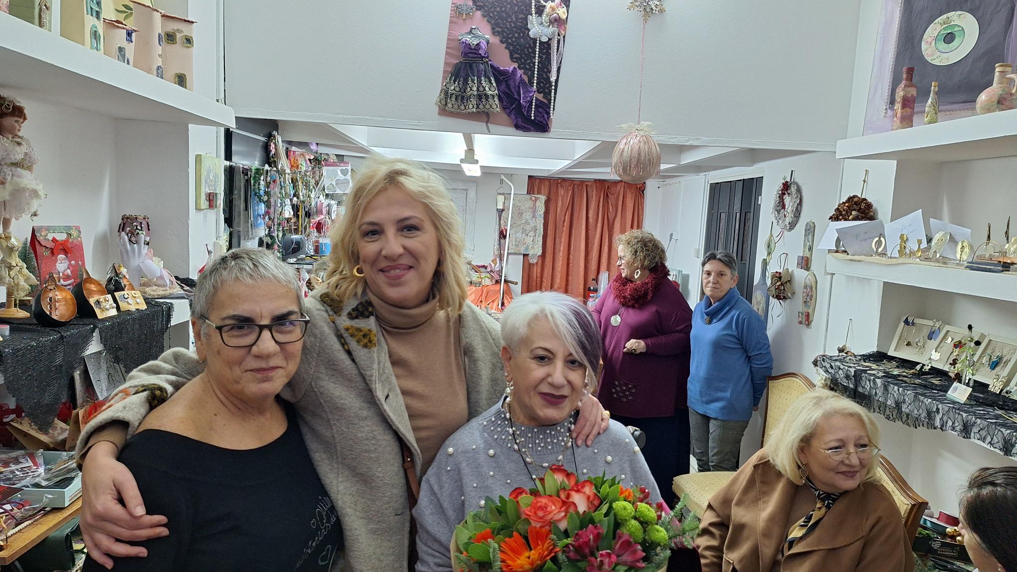 Εγκαινιάστηκε εχθές το απόγευμα η Χριστουγεννιάτικη Έκθεση της Κοιν. Σ. Επ. “ΚΥΤΤΑΡΟ” στο στέκι της στην οδό Καραολή