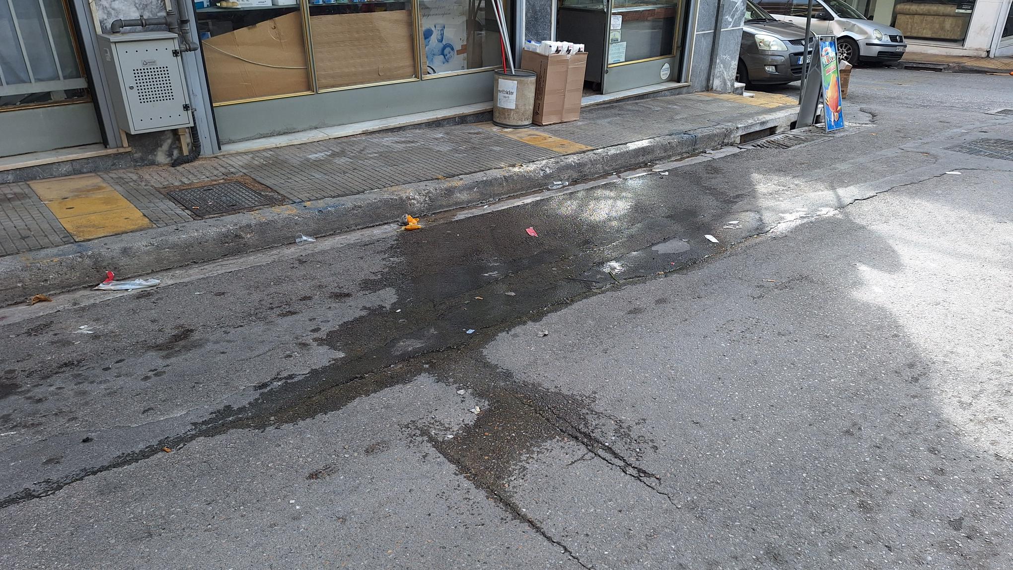 Διαρροή νερού από το δίκτυο παροχής της ΕΥΔΑΠ στην οδό Καραολή, επί μήνες