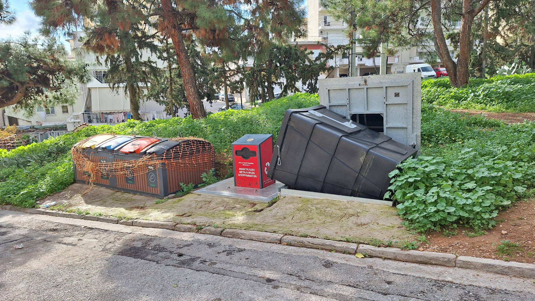 Πλημμύρισε το υπόγειο σύστημα των κάδων ανακύκλωσης στην οδό Φλέμινγκ