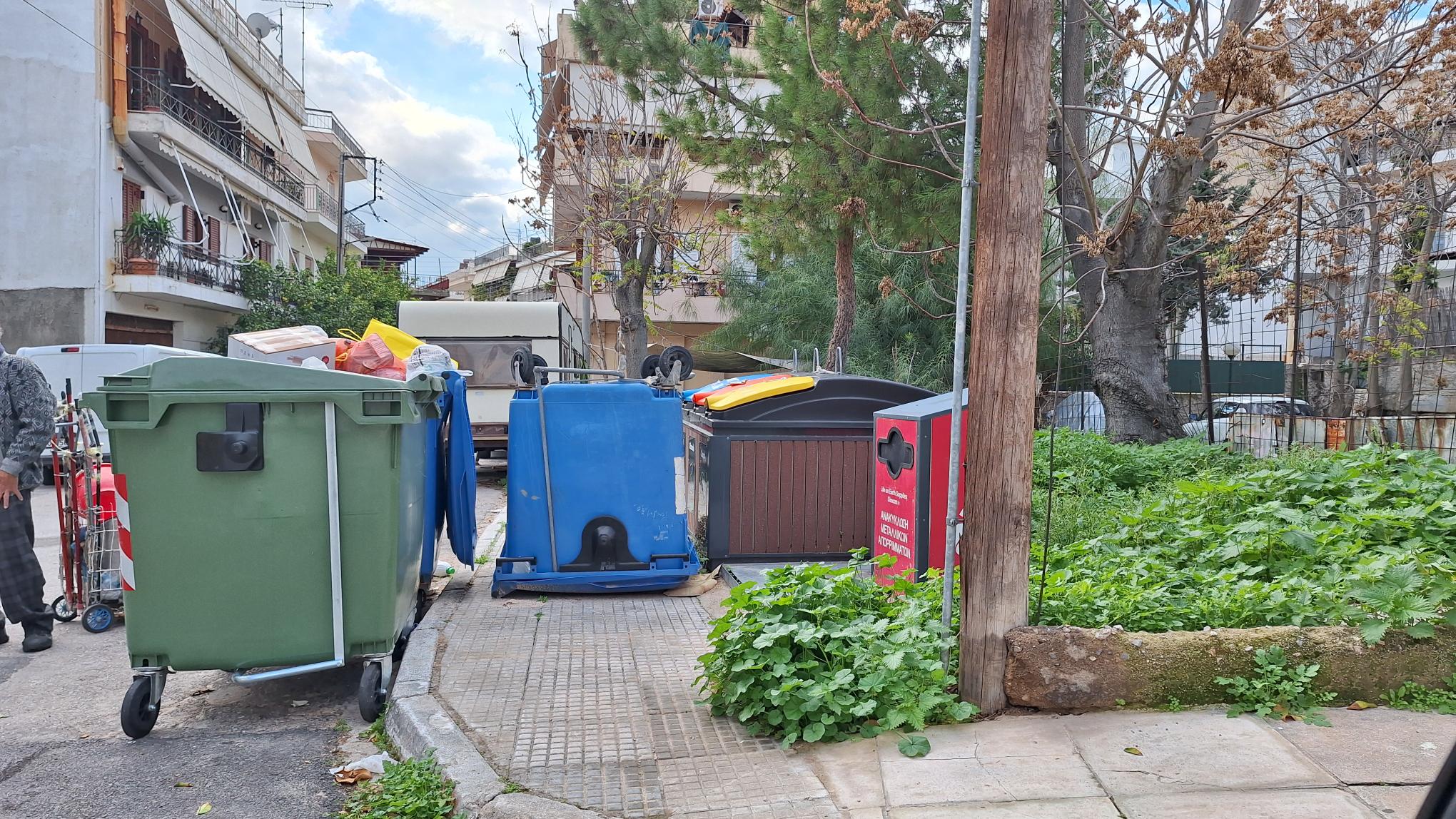 Παραμένει στο πεζοδρόμιο της οδού Καραολή ο αναποδογυρισμένος κάδος ανακύκλωσης…