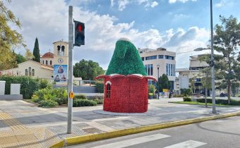 Ξεκίνησε ο στολισμός της πλατείας Παναγίας Ελεούσας – Το “σπιτάκι των ξωτικών” σε ΕΠΙΚΙΝΔΥΝΟ σημείο…