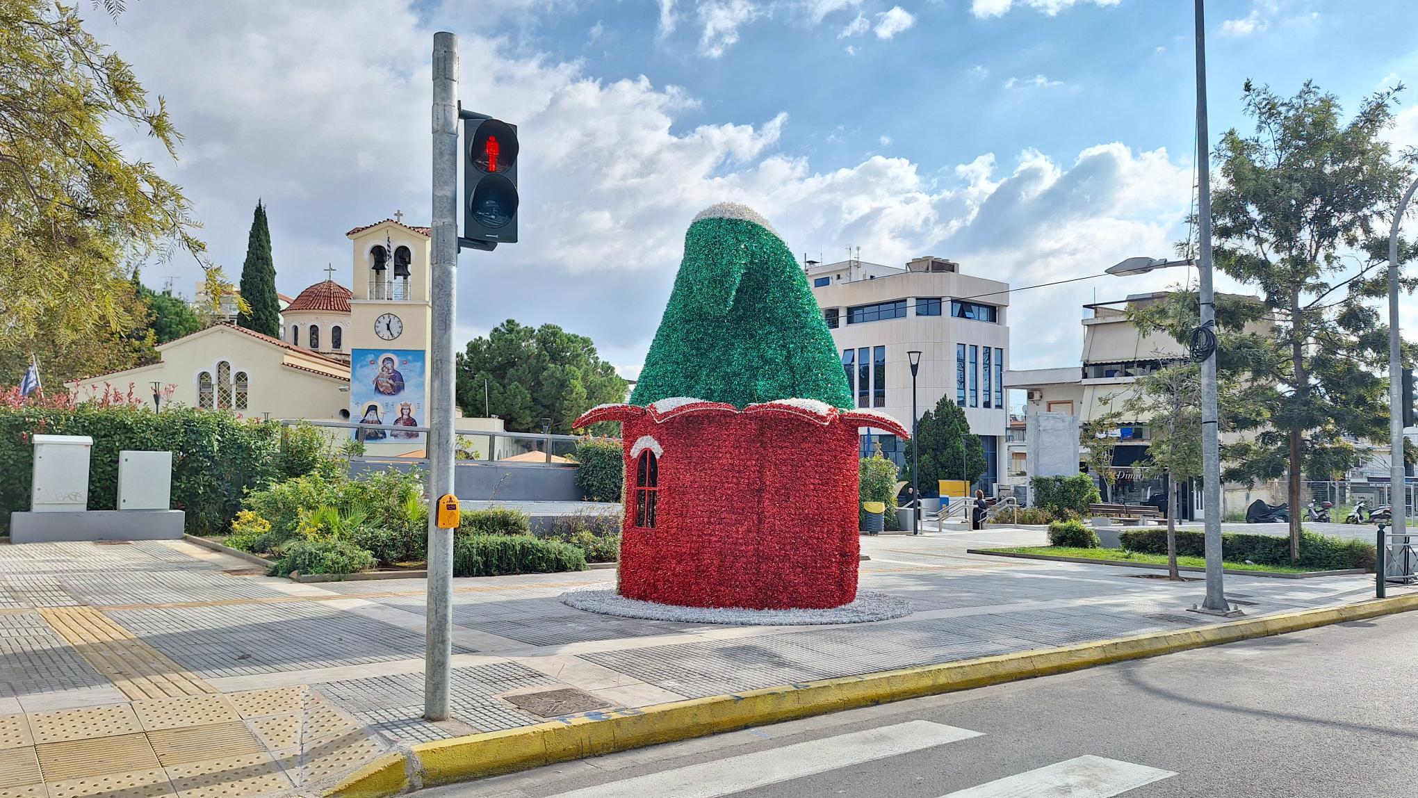 Ξεκίνησε ο στολισμός της πλατείας Παναγίας Ελεούσας – Το “σπιτάκι των ξωτικών” σε ΕΠΙΚΙΝΔΥΝΟ σημείο…